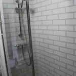 York Place Beautiful 5 Bedrooms Sleeps 9 *