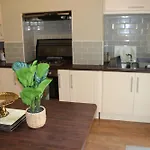York Place Beautiful 5 Bedrooms Sleeps 9