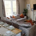 York Place Beautiful 5 Bedrooms Sleeps 9 Apartment *
