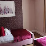 York Place Beautiful 5 Bedrooms Sleeps 9 *