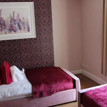 York Place Beautiful 5 Bedrooms Sleeps 9