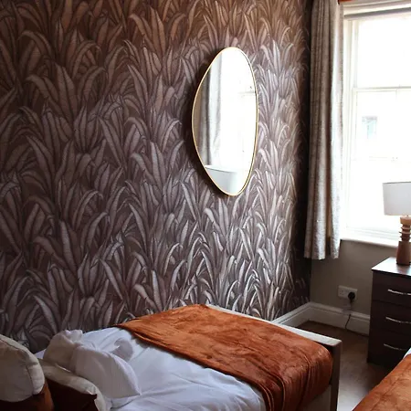 York Place Beautiful 5 Bedrooms Sleeps 9