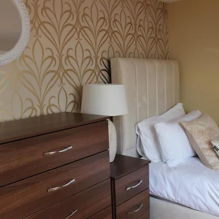 York Place Beautiful 5 Bedrooms Sleeps 9 *