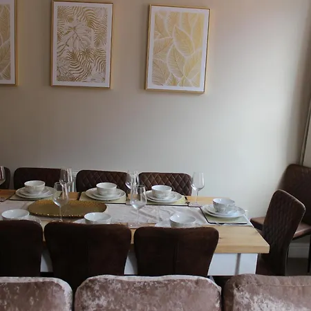 York Place Beautiful 5 Bedrooms Sleeps 9 *