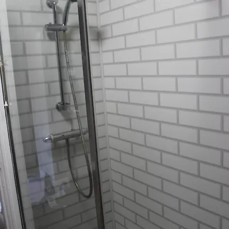 York Place Beautiful 5 Bedrooms Sleeps 9 *