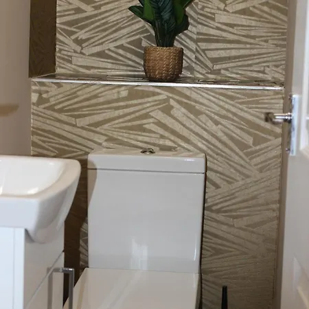 York Place Beautiful 5 Bedrooms Sleeps 9 * Scarborough