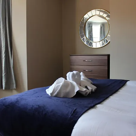 York Place Beautiful 5 Bedrooms Sleeps 9 *