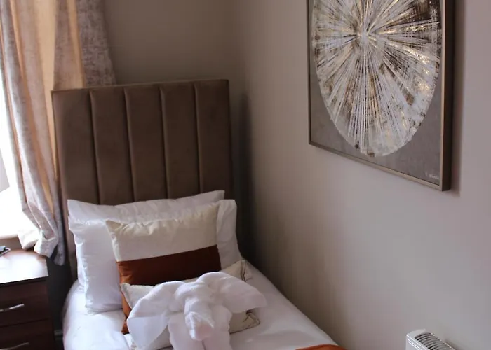 York Place Beautiful 5 Bedrooms Sleeps 9 * Scarborough