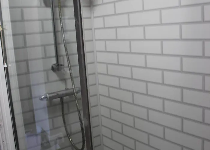 York Place Beautiful 5 Bedrooms Sleeps 9 *