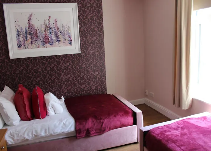 York Place Beautiful 5 Bedrooms Sleeps 9