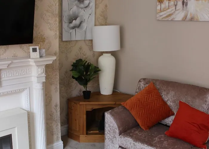 York Place Beautiful 5 Bedrooms Sleeps 9 *