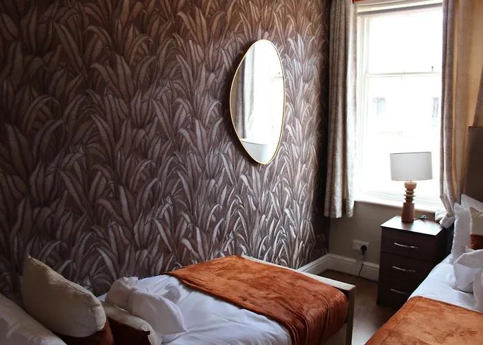 York Place Beautiful 5 Bedrooms Sleeps 9