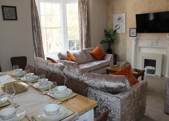 York Place Beautiful 5 Bedrooms Sleeps 9