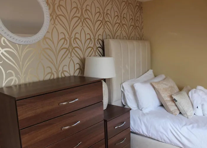 York Place Beautiful 5 Bedrooms Sleeps 9 *