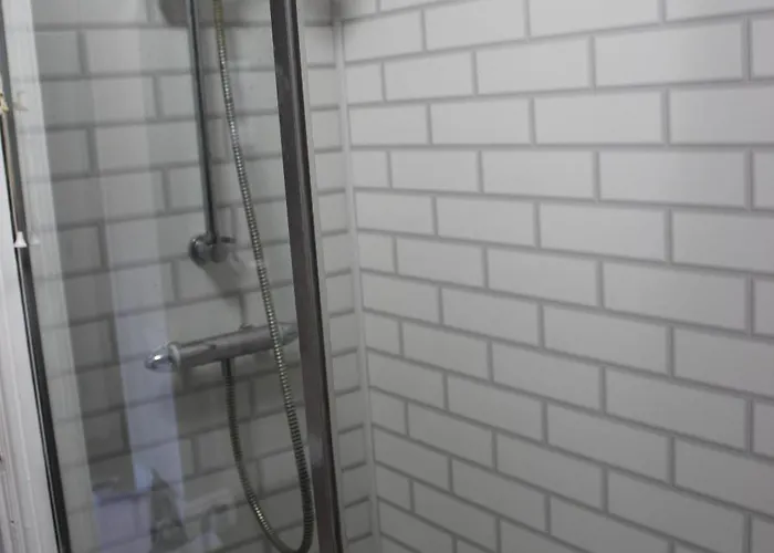 York Place Beautiful 5 Bedrooms Sleeps 9 *