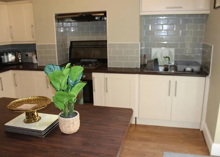 York Place Beautiful 5 Bedrooms Sleeps 9