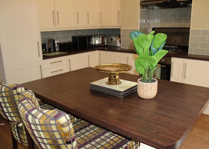 York Place Beautiful 5 Bedrooms Sleeps 9 *