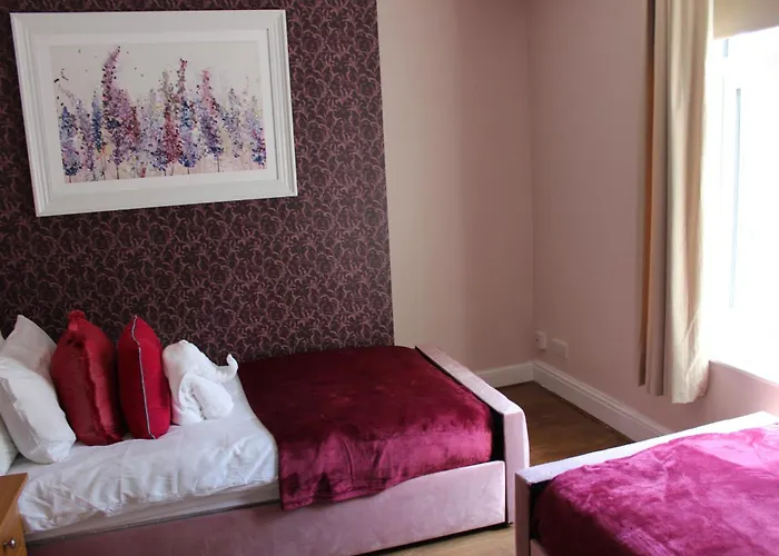 York Place Beautiful 5 Bedrooms Sleeps 9 *