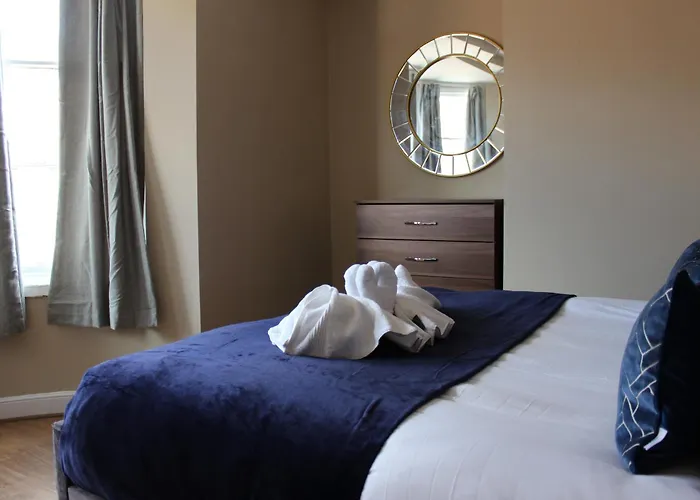 York Place Beautiful 5 Bedrooms Sleeps 9 *