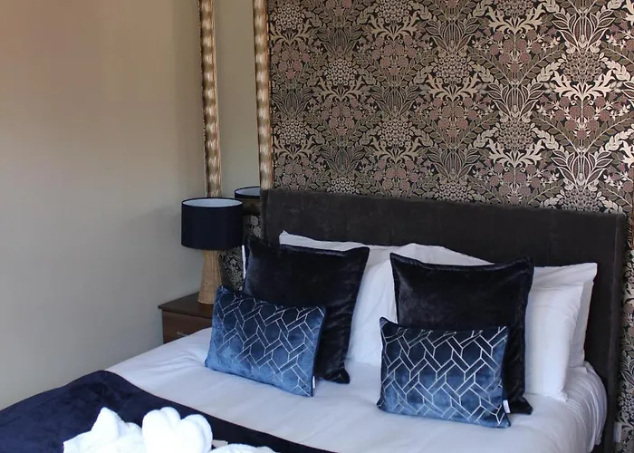 York Place Beautiful 5 Bedrooms Sleeps 9 *