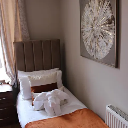 York Place Beautiful 5 Bedrooms Sleeps 9 * Scarborough