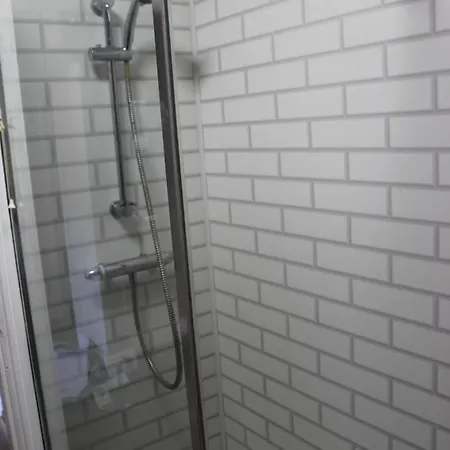 York Place Beautiful 5 Bedrooms Sleeps 9 *