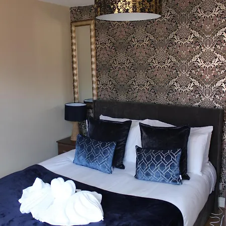 York Place Beautiful 5 Bedrooms Sleeps 9