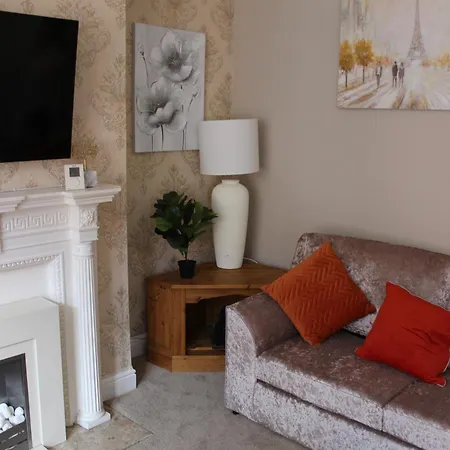 York Place Beautiful 5 Bedrooms Sleeps 9 *