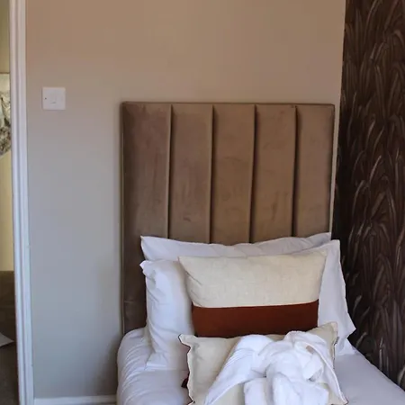 York Place Beautiful 5 Bedrooms Sleeps 9 *