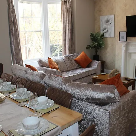 York Place Beautiful 5 Bedrooms Sleeps 9